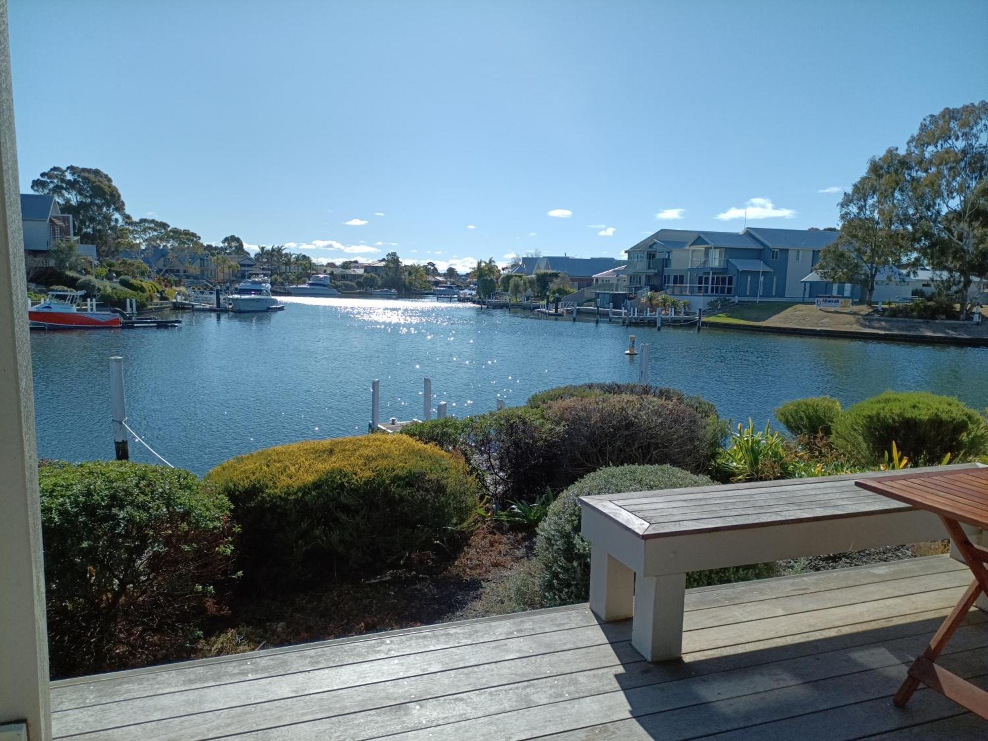 The View - Captains Cove Waterfront Resort Paynesville Esterno foto